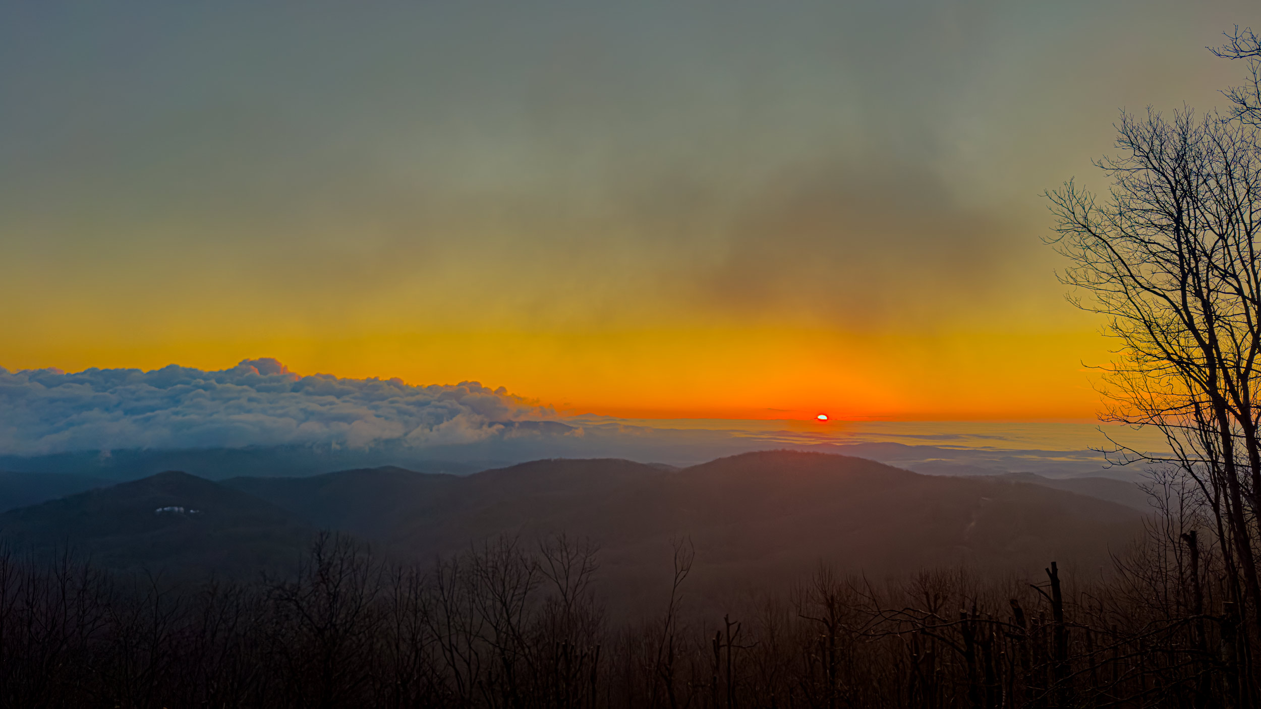 036 2026 03 09 sunrise above blue ridge cloud bank